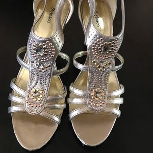 Heels in Zinc with rhinestones size 8.